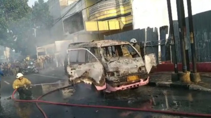 Diduga Karena Selang Bensin Bocor Mobil Angkot di Semarang Terbakar