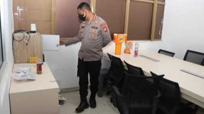 Polisi Gerebek Ruko di Cipondoh yang Diduga jadi Markas Judi Online