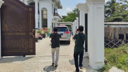 Momen KPK Geledah Rumah Mewah Tersangka Suap Rektor Unila Karomani di Lampung