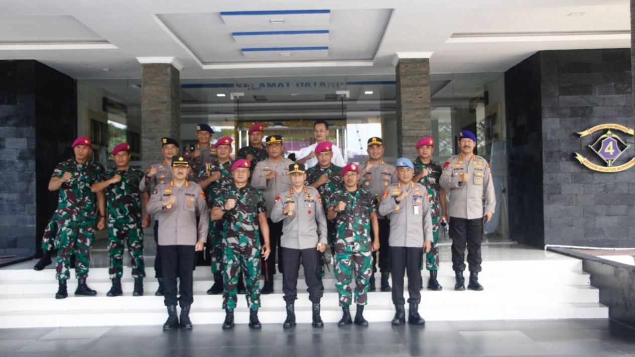 Jaga Soliditas TNI-Polri, Kapolda Lampung Silaturahmi ke Brigif 4 Marinir
            - galeri foto