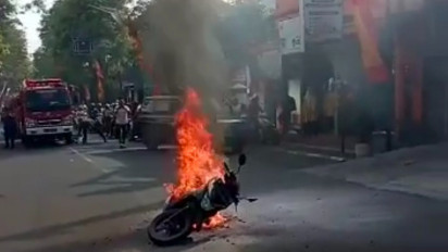 Alami Konsleting Listrik, Motor Matic di Lumajang Terbakar saat Dikendarai