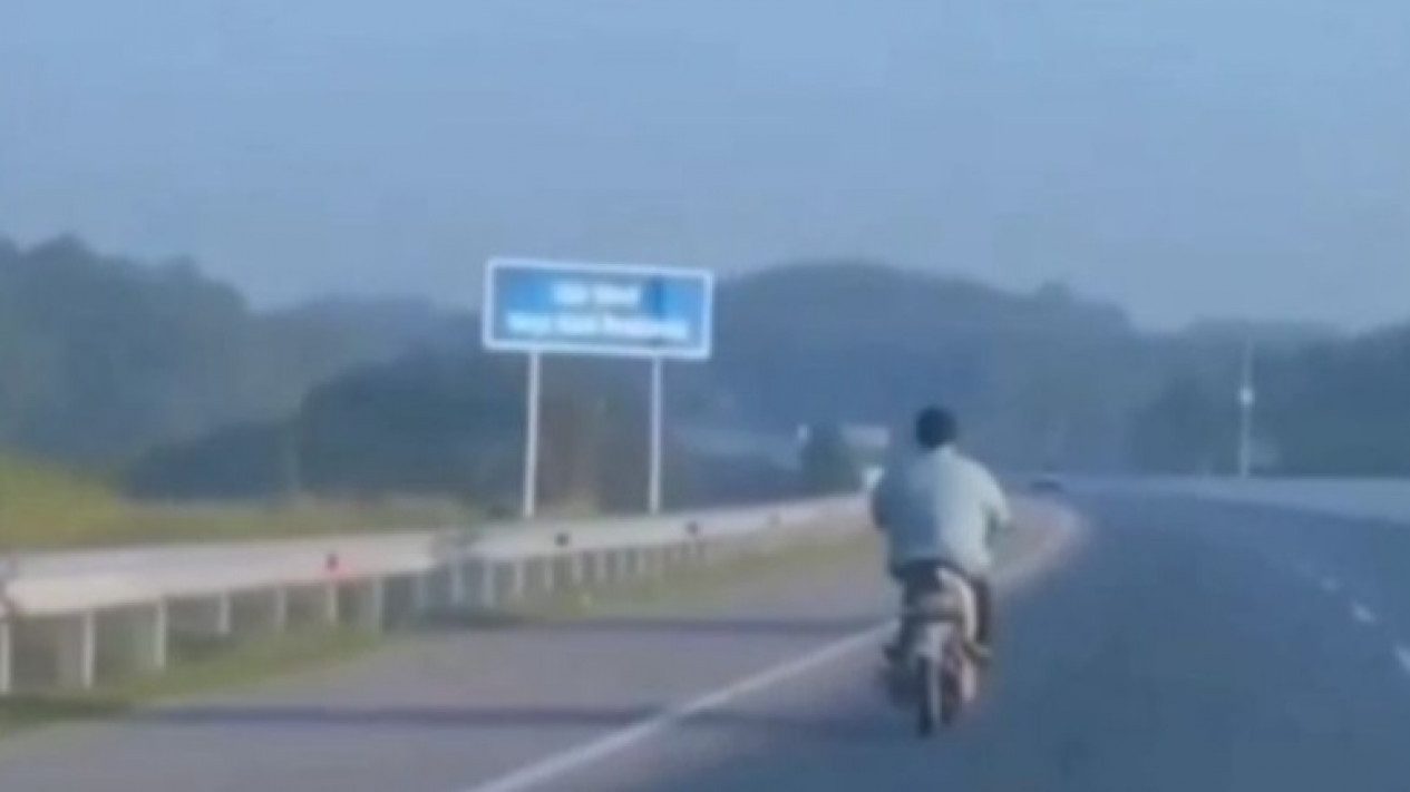 Lagi, Pengendara Sepeda Motor Masuki Jalan Tol Pekanbaru-Dumai
            - galeri foto