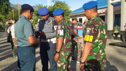 Berantas Judi Online, Pomal Lanal Maumere Sidak Ponsel Prajurit TNI-AL