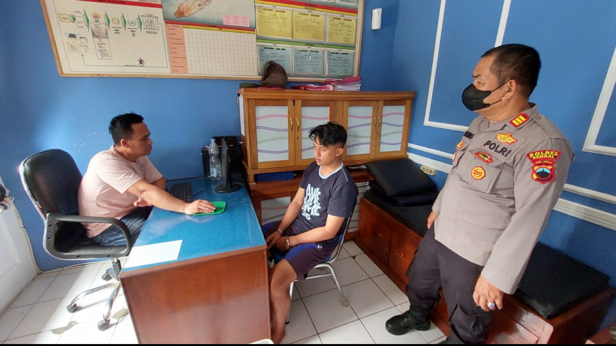 Diwarnai Kejar-kejaran Mirip Film Action, Polisi Ringkus Pembobol Kios Biji Kopi di Kendal
            - galeri foto