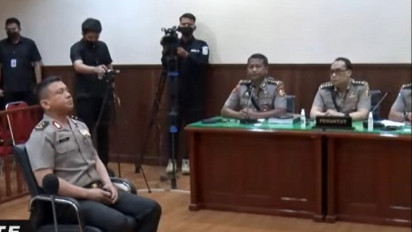 Tak Lagi Tersemat Emblem Polri Pada Seragam Dinas Irjen Ferdy Sambo Yang Dipakai Saat Menghadiri Sidang Kode Etik