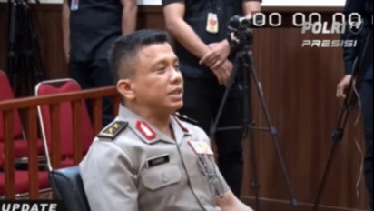 Pakai Seragam Dinas ´Polos´ dan Pasang Raut Wajah Lesu, Ini Penampakan Irjen Ferdy Sambo Hadir di Sidang Kode Etik
