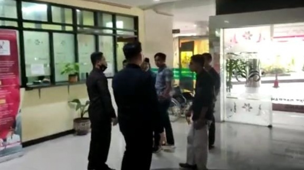 Aksi Sekelompok Orang Ngaku Anggota LSM Ngamuk dan Merusak Fasilitas Gedung DPRD Kabupaten Tangerang
            - galeri foto