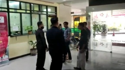 Aksi Sekelompok Orang Ngaku Anggota LSM Ngamuk dan Merusak Fasilitas Gedung DPRD Kabupaten Tangerang