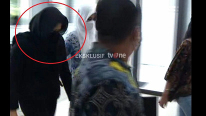 Kenakan Pakaian Serba Hitam, Putri Candrawathi Istri Ferdy Sambo Datangi Bareskrim