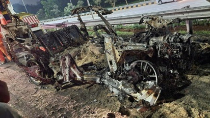 Kecelakaan Maut Mobil Mewah dan Truk Fuso Pengangkut Pakan Ternak di Tol Jagorawi