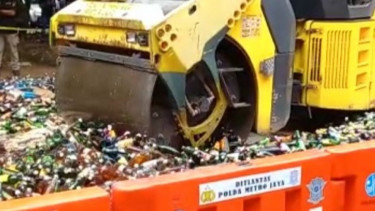 Puluhan Ribu Botol Miras Dimusnahkan dalam Operasi Kamtibmas Polda Metro Jaya