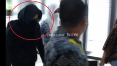 Pakai Baju Serba Hitam, Akhirnya Putri Candrawathi Datang ke Bareskrim Setelah Sempat Beralasan Sakit, Kamaruddin: Baiknya Langsung Ditahan