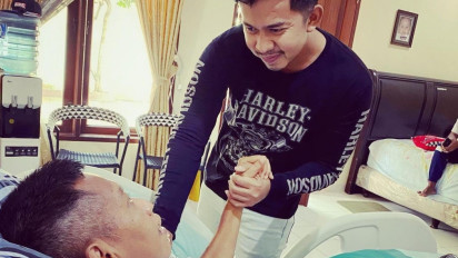 Kuatkan Tukul Arwana yang Terbaring Lemah Setelah Pendarahan Otak, Sang Putra Jabat Tangan dengan Erat