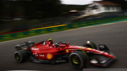 Carlos Sainz Start Terdepan GP Belgia Setelah Verstappen Terkena Penalti Mundur Posisi Grid