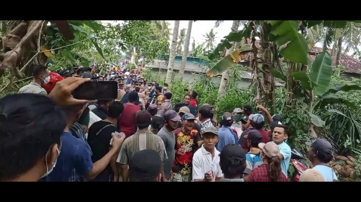 Protes Tambang Emas di Gunung Salakan, Pancer, Banyuwangi, Warga Lapor Presiden
            - galeri foto