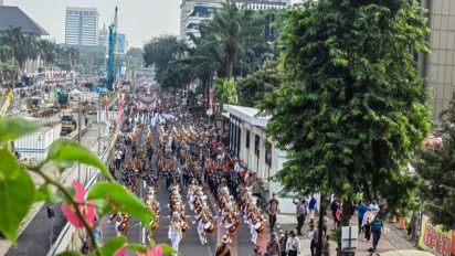 Puluhan Ribu Masyarakat Tumpah Ruah Ikut Kirab Merah Putih