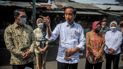 Presiden Jokowi Bagikan Bansos di Pasar Cicaheum Bandung