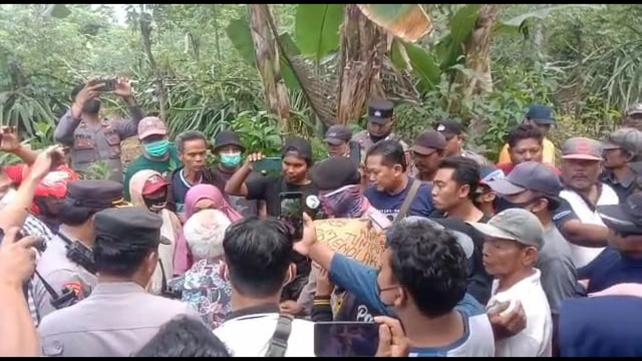 Tolak Tambang Emas, Warga di Banyuwangi Nyaris Bentrok dengan Polisi
            - galeri foto