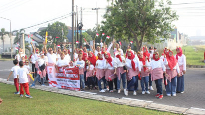 Meriahkan HUT RI ke 77, Ratusan Warga di Sidoarjo Gelar Senam Kreasi Beratribut Merah Putih