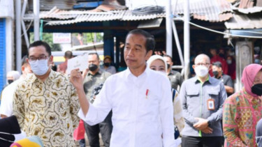 Momen Presiden Jokowi Bagikan Bantuan Sosial di Pasar Cicaheum