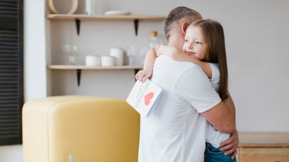 Ayah dan Bunda Wajib Baca! Ini 5 Manfaat Memeluk Anak Bagi Kesehatan Mentalnya