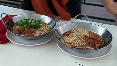 Sensasi Mie Ayam Sak Wajan, Benar-Benar Dihidangkan Pakai Wajan di Meja