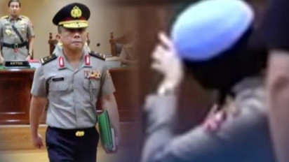 Sosok Polwan Baret Biru 'Buang Muka' Saat Irjen Ferdy Sambo Melewatinya, Dia Tertunduk Lesu lalu Usap Air Mata karena Menangis
