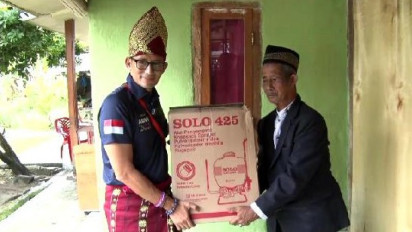 Kunjungi Sesepuh Pulau Pahawang, Sandiaga Uno Beri Alat Semprot Pestisida