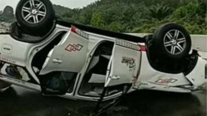 Rem Lengket, Mobil Travel Terbalik di Tol Permai Riau