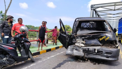 Mendadak Oleng, Mobil Pick Up di Lumajang Tabrak Dump Truk, Sopir Terjepit