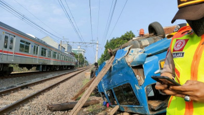 Gara-gara Rem Blong, Angkot Tertabrak KRL Jurusan Jakarta di Jl Kebon Pedes Bogor