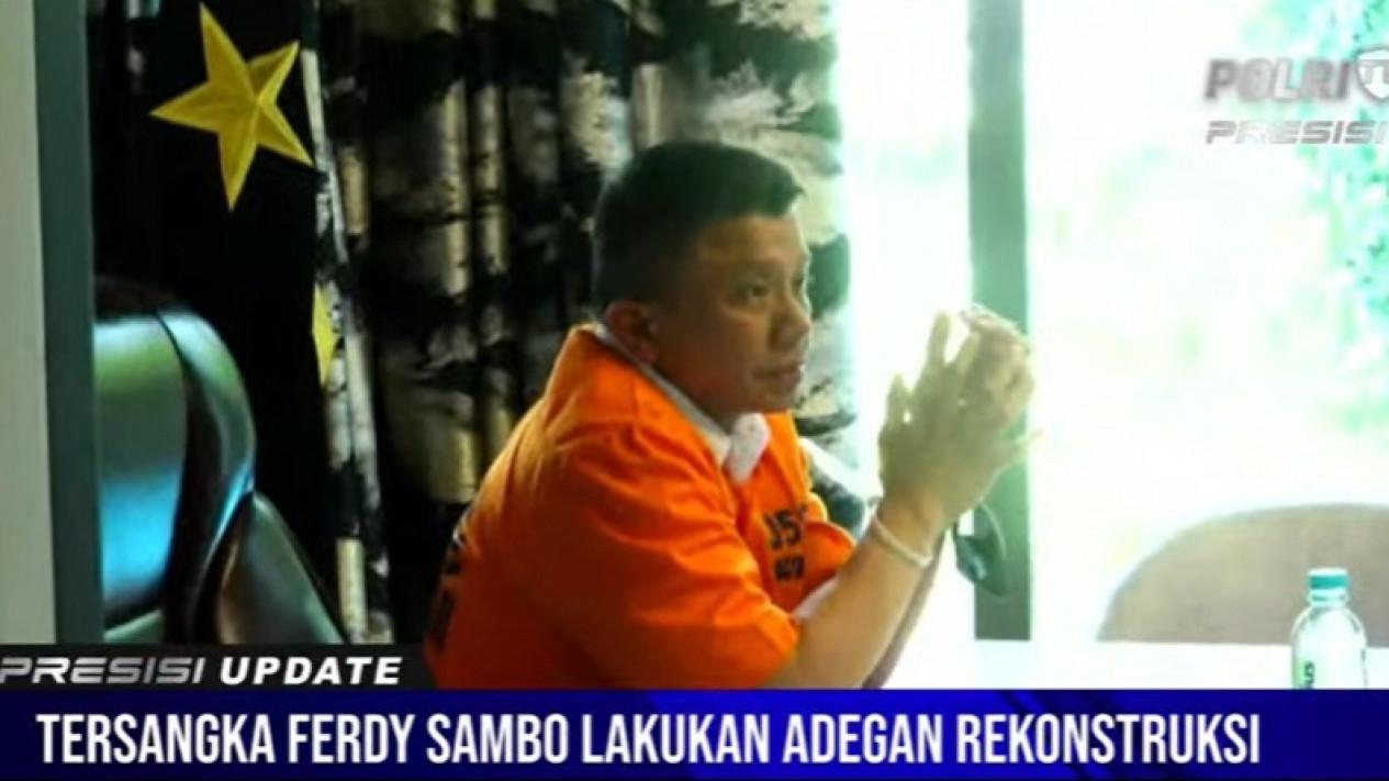 Di Rumah Pribadinya, Tangan Ferdy Sambo Diborgol Plastik saat Rekonstruksi
            - galeri foto