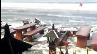 Ombak Besar Hantam Fasilitas dan Warung di Pantai Pangandaran