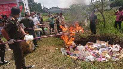 Kejaksaan Negeri Kota Malang, Musnahkan Sejumlah Barang Bukti Hasil Kejahatan, Seperti Ganja, Miras, dan Sabu-Sabu