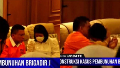 Jadi Sorotan, Momen Ferdy Sambo Panggil 3 Tersangka Lain Setelah Berikan Pelukan Sendu Untuk Putri Candrawathi Saat Rekonstruksi Kasus Brigadir J