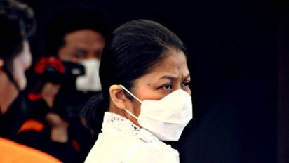 Penampakan Wajah Putri Candrawathi saat Lakukan Adegan Rekonstruksi Pembunuhan Brigadir J, Berbaju Serba Putih Saat