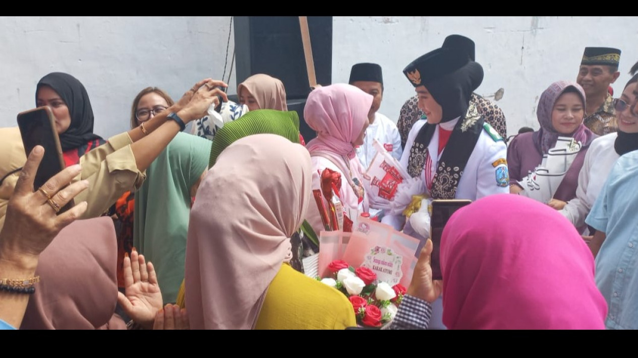 Pulang Kampung, Ayumi Paskibraka Pembawa Bendera Disambut Meriah oleh Warga Banyuwangi
            - galeri foto