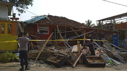 Gegara Nonton Dangdutan Seorang Warga Ditikam, Gak Terima, Rumah Milik Warga Kena Sasaran Pengrusakan Massa yang Balas dendam