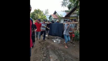 Menyedihkan! Warga di Tanggamus Lampung Tandu Jenazah dengan Kain Sarung
