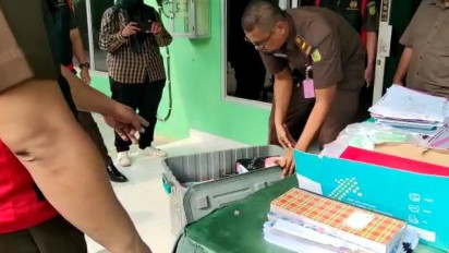 Kejati Lampung Sita Satu Box Dokumen dari Kantor DLH Bandar Lampung