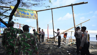 Petugas Gabungan Bantu Warga Bersihkan Pantai Kebumen Pasca Diterjang Gelombang Tinggi