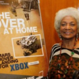 Abu Kremasi Pemeran Letnan Uhura “Star Trek”, Nichelle Nichols Akan Dibawa ke Luar Angkasa