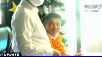 Momen Senyum Tipis Irjen Ferdy Sambo ´Merekah´ Saat Pakai Baju Oranye Jalani Rekonstruksi Kasus Pembunuhan Brigadir J