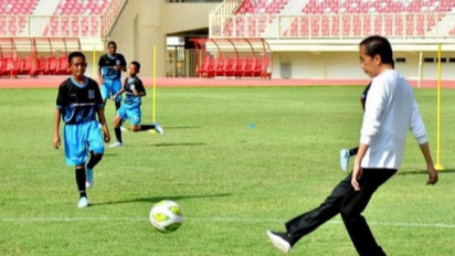 Presiden Jokowi Main Sepak Bola dengan Para Talent Papua Football Academy