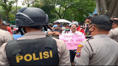 Ricuh ! Demo di PN Medan, Massa Minta Tersangka Korupsi Kredit Mecet Bank BTN Tidak Tahanan Kota