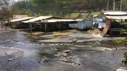 Penampakan Kawasan Wisata Pantai di Cilacap Porak-Poranda Diterjang Gelombang Pasang