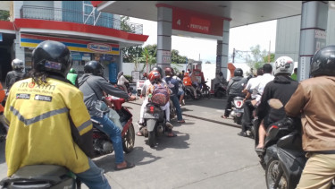 Info Harga BBM Naik Besok, Warga Semarang Antre di Sejumlah SPBU Sepanjang Hari Ini