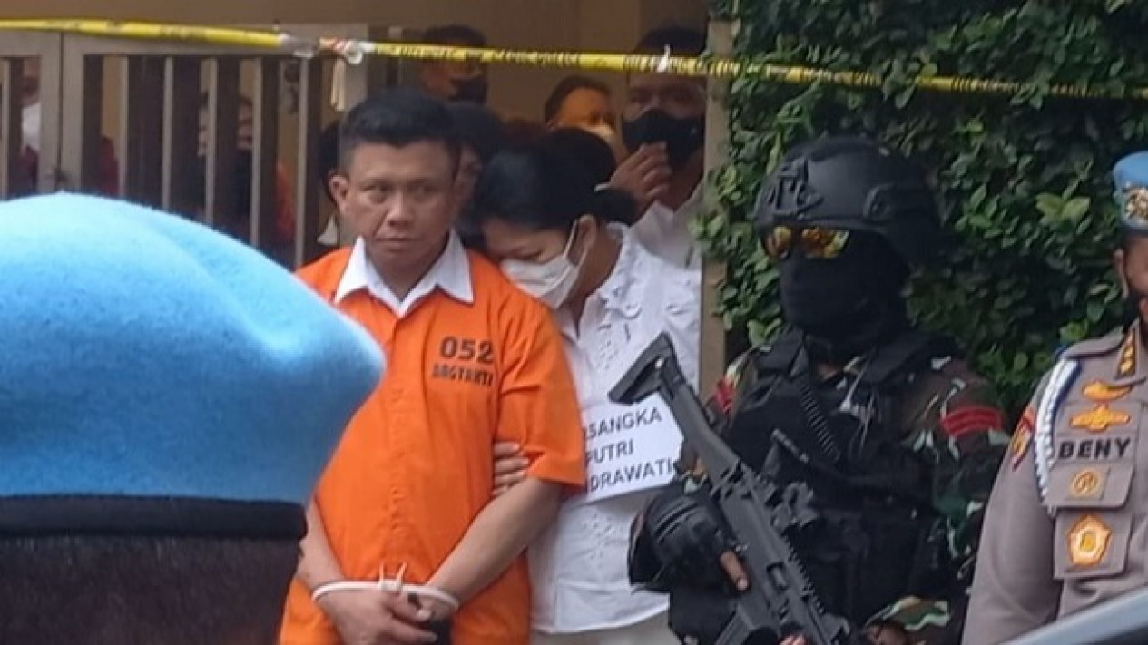 Ini Momen Mesra Ferdy Sambo dan Putri Candrawathi Saat Rekonstruksi,  Bantah Isu Perselimgkuhan?
            - galeri foto