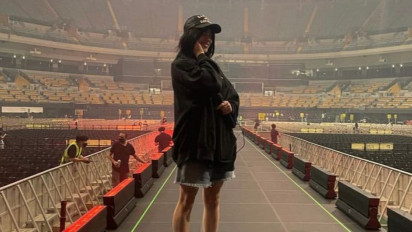 Napas Billie Eilish di Jual Fans dengan Harga Fantastis? Bentuknya Hanya Plastik Kosong!