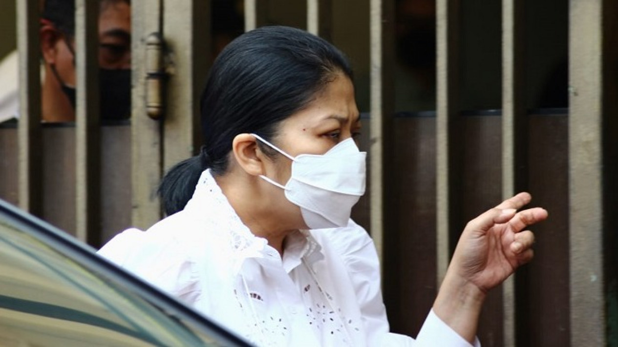 Putri Candrawathi Istri Sambo Belum Ditahan, Deolipa Yumara: Sebuah Kefatalan dan Sikap Otoriter 
            - galeri foto